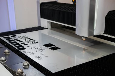 Metalle çalışan otomatik cnc lazer kesme makinesi