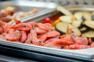 Pişmiş taze karidesler, restoran yemek kabında karidesler, sokak yemekleri.