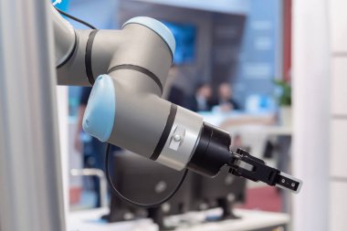 Robot sergisinde fütüristik robotik klemp kollarını hareket ettirme görüntüsünü kapat