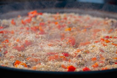 Paella karidesi, midye, pirinç, domates pişirme süreci. Kapatın.