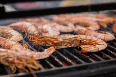 Taze kırmızı langoustine karidesleri, ızgarada karidesleri, sokak yemeklerini pişirme süreci