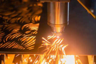 Fabrikada kıvılcımlarla çalışan lazer kesme makinesi: Kapat