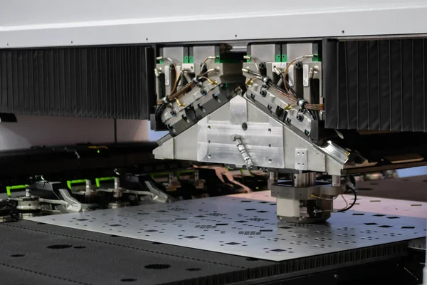 Automata lyukasztó- és nyírógép fémlemezzel a gyárban — Stock Fotó