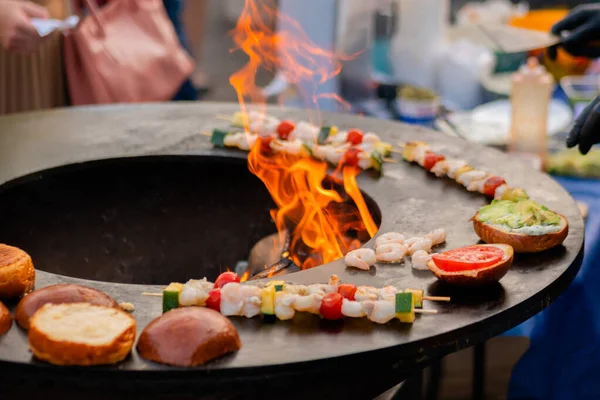 Processo de preparar hambúrgueres de peixe no festival de comida de rua ao ar livre - close-up — Fotografia de Stock