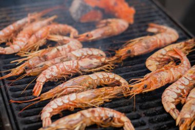 Taze kırmızı langoustine karidesleri, ızgarada karidesleri, sokak yemeklerini pişirme süreci