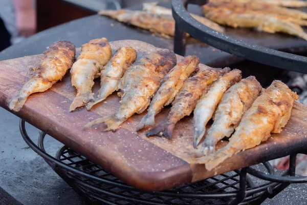 食の祭典で木製のまな板の上にクリスピーなパンヨーロッパの魚 — ストック写真
