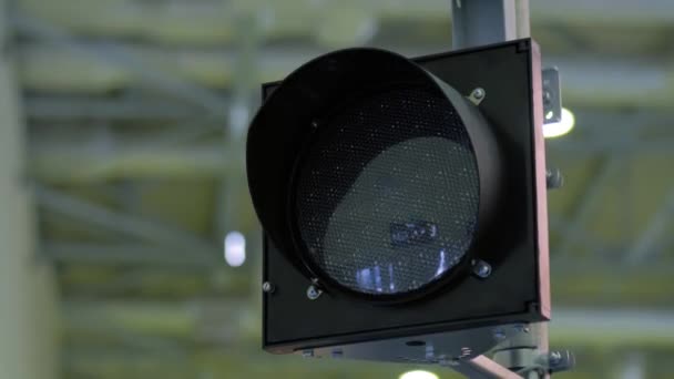 Signal LED orange trafikljus blinkar på transportutställningen - närbild — Stockvideo