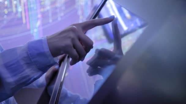 Mulher mão usando tela sensível ao toque exibição de quiosque interativo na exposição — Vídeo de Stock
