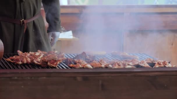 Movimento lento: carne grelhada chef ou costelas de porco, salsichas no braseiro: close-up — Vídeo de Stock