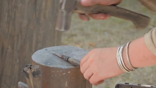 Smid werken met speerpunt op aambeeld outdoor - slow motion, close-up — Stockvideo