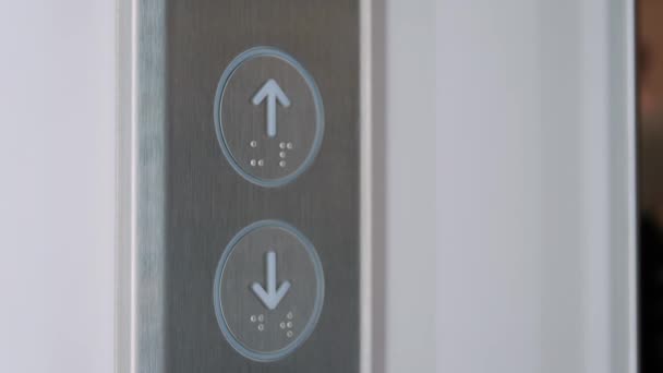 Movimento lento: dedo da mulher pressionando o botão elevador para cima movendo-se para cima conceito — Vídeo de Stock
