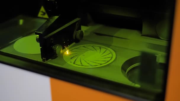 Selektiv lasersmältning: additiv tillverkning av 3D-skrivare i metall — Stockvideo