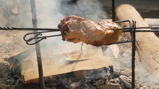 Lassú mozgás: folyamat a főzés nagy hús peaces a nyárson nyílt tűz felett — Stock videók