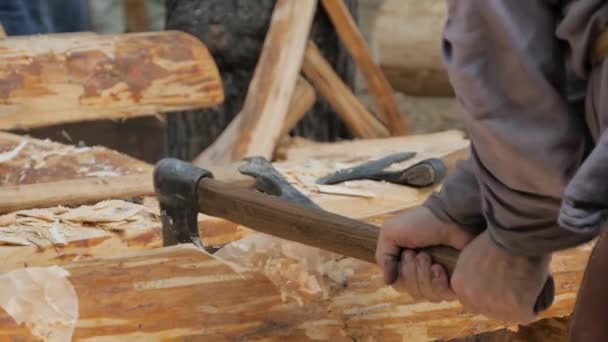 Man houthakker snijden grote log met bijl op medival festival - slow motion — Stockvideo