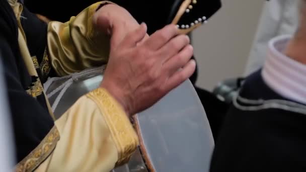 Movimento lento: mãos de homem tocando tambor de percussão étnica: close-up — Vídeo de Stock