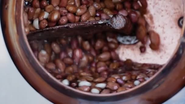 땅콩을 혼합하고 볶고 윤이나 게하는, 땅콩을 혼합하고 볶는 구워진 설화 석고 기계: 느린 동작 — 비디오