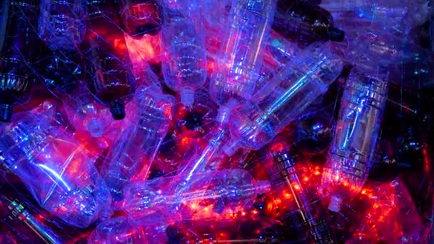 Instalação de garrafa de plástico com iluminação azul e vermelha - conceito de ecologia — Vídeo de Stock