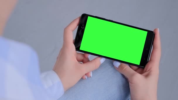 Vrouw met zwarte smartphone met blanco groen scherm - mock up concept — Stockvideo