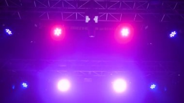 Gece kulübünde sahne için renkli parlak konser aydınlatma ekipmanları