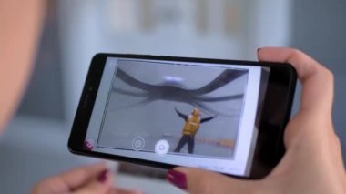 AR uygulamalı akıllı telefon kullanan kadın: çağdaş sanat, sürrealizm kavramı