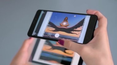 AR uygulamalı akıllı telefon ve tablet kullanan kadın - çağdaş sanat konsepti