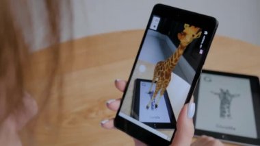 Artırılmış gerçeklik uygulaması olan tablet kullanan kadın - hayvanların sanal 3D modelleri