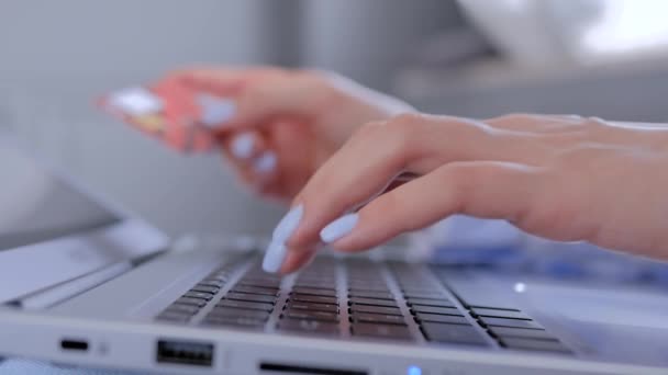 Online winkelen - vrouw handen met behulp van laptop computer toetsenbord en creditcard voor — Stockvideo