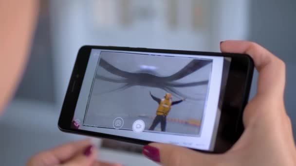 Mulher usando smartphone com aplicação AR: arte contemporânea, conceito de surrealismo — Vídeo de Stock
