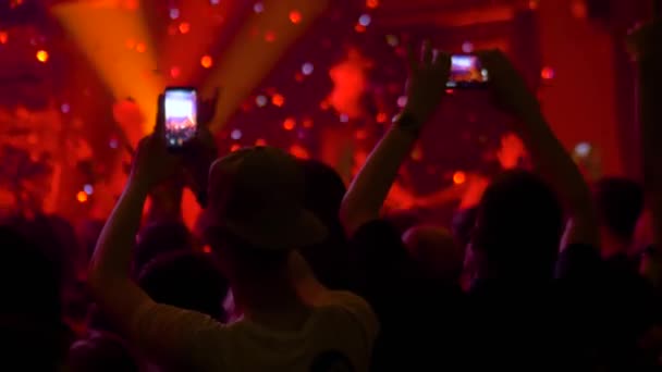 Zwolniony ruch: ludzie nagrywają wideo z koncertu na żywo ze smartfonem — Wideo stockowe
