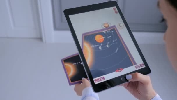 Mulher usando tablet com aplicativo realidade aumentada - planetas 3d do sistema solar — Vídeo de Stock