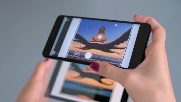 Vrouw met smartphone en tablet met AR-toepassing - hedendaags kunstconcept — Stockvideo