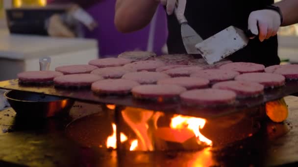 Yavaş çekim: Aşçıbaşı hamburgerler için et pirzolası pişiriyor. — Stok video