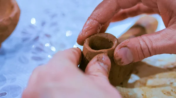 Professionele pottenbakker maken van keramische tabakspijp — Stockfoto