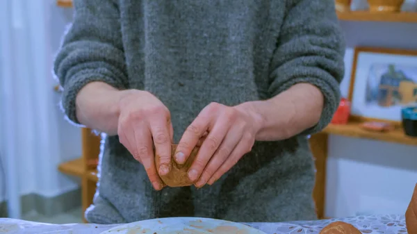 Professionele mannelijke pottenbakker maken mok in aardewerk workshop — Stockfoto