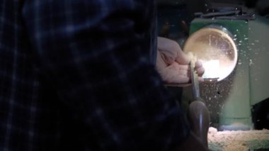 Ağır çekim: Marangoz elleri torna tezgahında odun şekillendirmek için keski kullanır