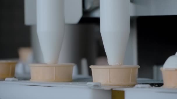 Slow motion: automatisk fyllningsmaskin på glassmejeri fabrik - närbild — Stockvideo