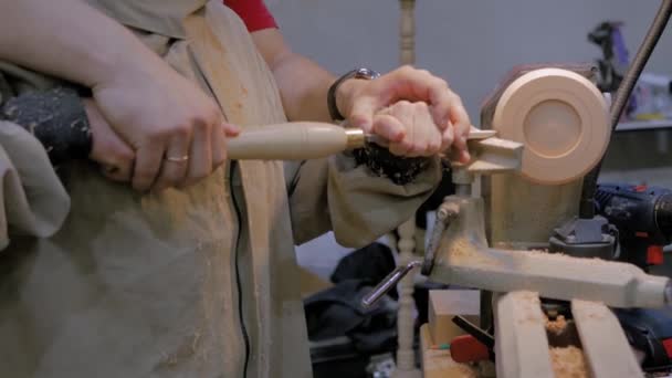 Man visar hur man formar träbiten på svarv vid verkstaden - utbildningskoncept — Stockvideo