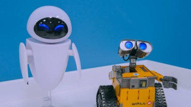 NIZHNIY NOVGOROD, RUSSIA - 7 Ağustos 2017 Robotlar Sergisi. Wall-e ve Eva robotları teknoloji sergisinde.