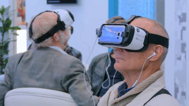 MOSCOW, Rusya - 30 Temmuz 2018 Moskova Şehir Forumu. Son sınıflar sergide sanal gerçeklik kulaklığı kullanıyor. VR sinema konsepti