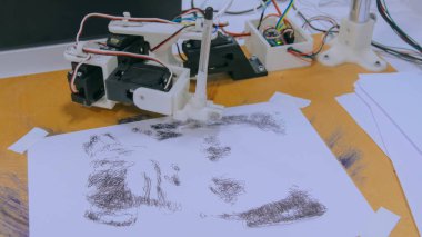 Robot sergisinde siyah kalemle çizim yapan robot kol. Teknoloji ve sanat konsepti