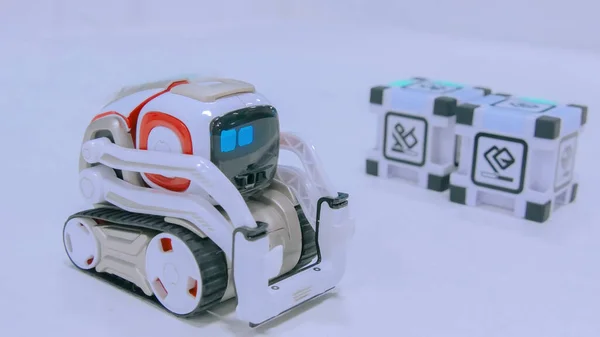 Pequeño robot lindo —  Fotos de Stock