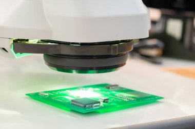 Endüstriyel mikroskop altında basılmış devre kartı - kalite kontrol kavramı