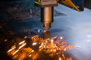 Otomatik cnc lazer kesme makinesi kıvılcımlı metal levha ile çalışıyor