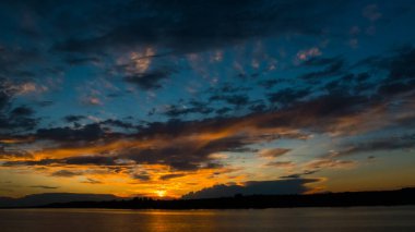 Nehirde renkli gün batımı