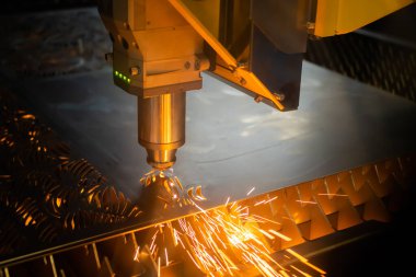 Otomatik cnc lazer kesme makinesi kıvılcımlı metal levha ile çalışıyor