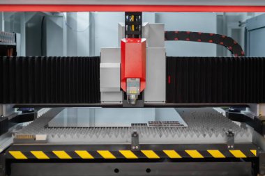 Metal sergilerde metal levha ile çalışan lazer kesme makinesi