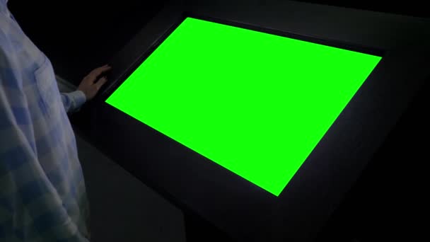 緑の画面のコンセプト-展覧会で空白の緑のディスプレイキオスクを見て女性 — ストック動画