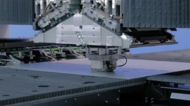 Fabrikada metal levha ile çalışan otomatik yumruklama ve kırpma makinesi