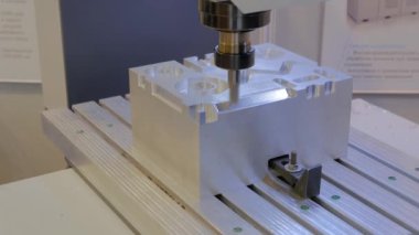 Yakın çekim: fabrikada metal işçiliği kesen otomatik dönen değirmen makinesi