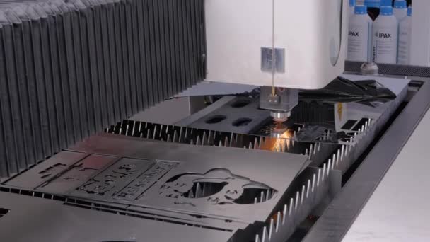 Otomatik cnc lazer kesme makinesi kıvılcımlı metal levha ile çalışıyor — Stok video